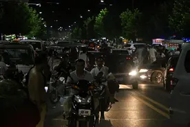 这就是传说中西安城南子午夜市，康忙赶紧放快子午夜市撸串串走！图片