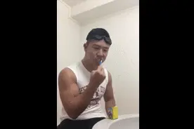搞笑gif图：真的不怪你，只怪你有个猪一样的队友！图片