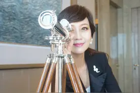 赵雅芝微博晒照美丽依旧 却遭“小白蛇”实力抢镜图片