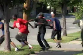 街头恶搞：动物园狮子跑了恶作剧 路人纷纷逃跑图片