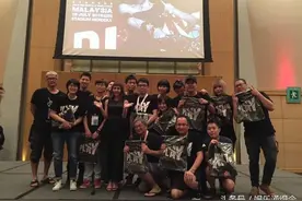 蔡依林演唱会摔倒后不忘秀恩爱，与男友锦荣贴身依偎图片