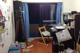 这个日本高中生的房间 看起来没什么特别 近距离一看 好神奇！图片