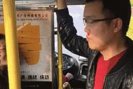 小伙你咋流鼻血了？旁边的大妈都笑坏了图片