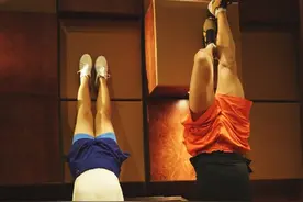 何洁瘦身效果明显腿咚健身教练 网友：好暧昧啊！眼神图片