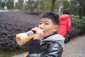 王源罕见童年照，能认出来都是真爱粉！网友：甜馨你认得出吗？图片