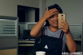 女子办公室臭美，同事一杯水泼到了脸上图片