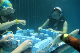 这个feel倍儿爽！美女扮人鱼水中打麻将图片