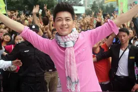 爱穿粉色衣服的男人赚钱多，这是怎么回事？图片
