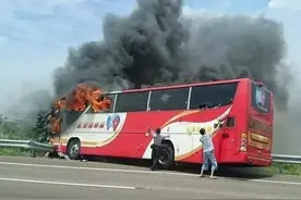 台湾旅游大巴着火26人罹难，为何大巴不设计成窗户能打开的？图片