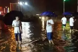 风雨中，与你同在，守护你的平安！图片