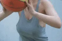 搞笑GIF图：和她打球有谁能打得赢的图片