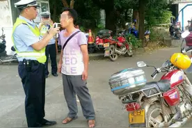 柳州：大白天醉了！摩托车手被抽血后装睡图片