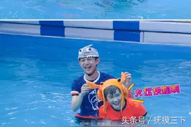 TFBOYS戏水，易烊千玺帅气，王源成汤源，王俊凯变鲨鱼凯图片