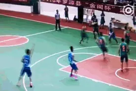 野球场碰到这种肮脏之人，你是干架呢还是干架呢？图片