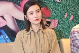宋佳身裸色连衣裙与沙发融为一体 包贝尔秀囧字眉、朱亚文跷腿变呆汉子图片