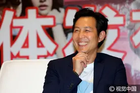 郎月婷撩发微笑展优雅淑女魅力 李政宰揪耳捏下巴小动作不断图片