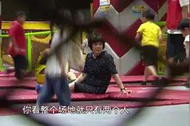 男童蹦床公园玩耍时遇险，滚轮滑梯“咬住”左脚，游乐场拒绝回应视频封面