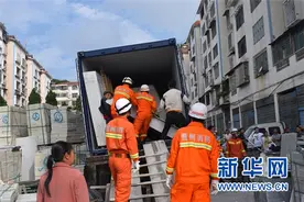 工人搬运大理石不幸被压 钟山消防紧急处置图片