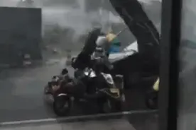 海门遭遇强对流天气，狂风暴雨砸冰雹，"雨都横着飘！"图片