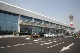 提醒机场将限时停车落客，超时停车将罚200元扣3分图片