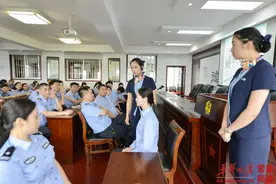 常德交警支队车管所开展“窗口服务礼仪知识培训”图片