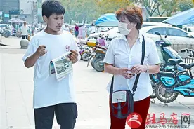 学生走上街头卖报纸体验挣钱不易图片