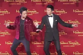 与蜡像“兄弟”首次亮相 邓超深情献唱粉丝图片
