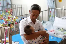 满月男婴睡觉时遭棉被蒙头 被捂出癫痫后母亲不管不问图片