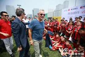 巴乔参加AC米兰足球夏令营闭营仪式 受球迷热情追捧图片