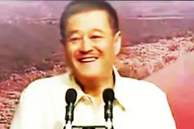 本山叔太幽默了，刚开口演讲，台下就哄堂大笑！图片