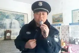 熊孩子失手引起火灾被保安捉住，他一开口却让保安笑出声来图片