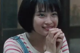 搞笑gif图：姑娘这甜蜜的笑容，真的太招人喜欢了！图片