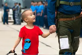 军娃：最开心是到机场接爸爸回家图片
