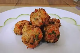 酥炸鲜虾丸，看着就馋了图片