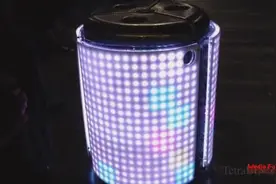 你相信吗？垃圾桶变游戏机，用垃圾玩俄罗斯方块！图片