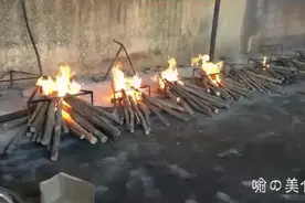 印度三哥给500个人做饭，9个锅同时烧场面壮观图片