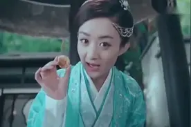 赵丽颖喂小狐狸吃点心，小狐狸还不吃，千玺傲娇起来无人能敌呀！