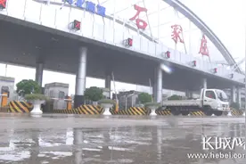 石家庄高速收费站应对暴雨天气 保障车辆安全畅通图片