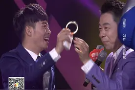 独轮车上楼梯小菜一碟 最牛达人挑战高空踢镯子图片