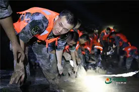 河南多地突降暴雨 铁军紧急驰援图片