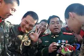 维和功臣为新兵传递正能量图片