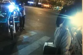 姑娘遭尾随卖瓜大爷机智出手 过程堪称教科书图片