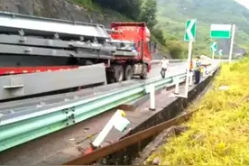 钢材洒落高速路，是什么原因造成的？图片
