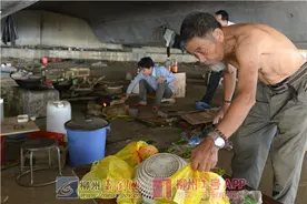 天热了 流浪人员可以来救助站避暑 有吃有喝还有空调图片