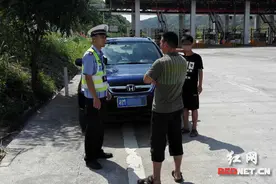 12岁男孩高速上开车 亲爹：就想锻炼一下他图片