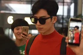 完美侧颜！井柏然着骚气红衣获迷妹包围 戴酷黑墨镜低头不语似有心事图片