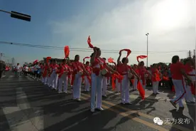 无为县：万人空巷，夹道欢送抗洪勇士！图片