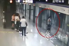 好生猛 女子徒手扒地铁门图片