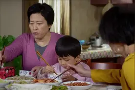 妈妈给儿子碗里夹虾，奶奶怒气冲冲夹出来：他不爱吃这个视频封面