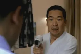 女老板醉酒吐一身，大叔正吹衣服呢，警察查房给抓走了视频封面